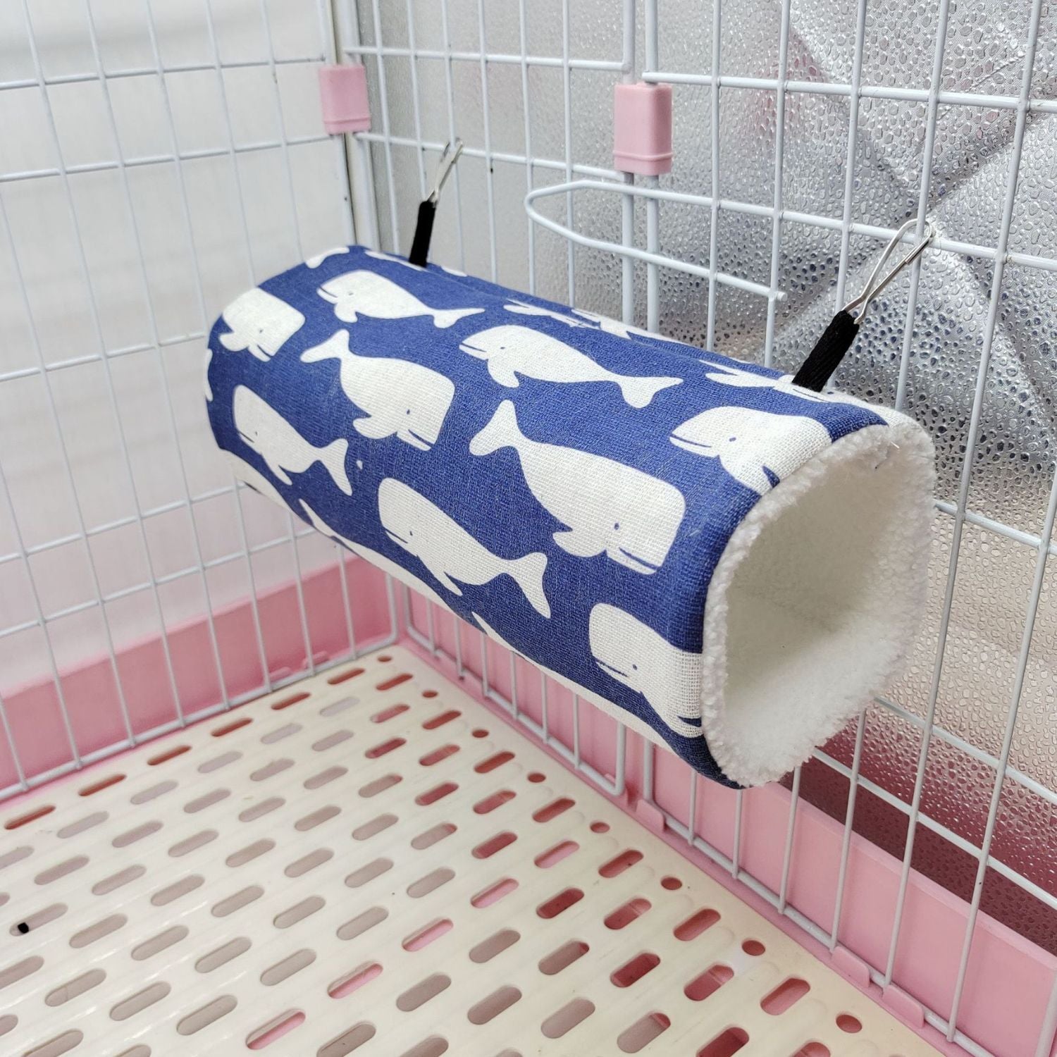 Cozy Critter Tunnel in blauwe stof met walvissen opgehangen in kooi